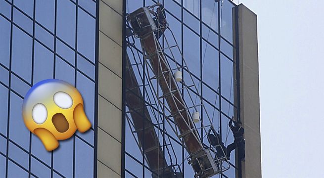 Dos trabajadores se salvan de milagro cuando su andamio pierde el control por el viento [VIDEO]