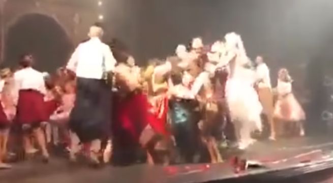 Bailarines saltaron tan fuerte que destrozaron el escenario de un teatro en Brasil [VIDEO]