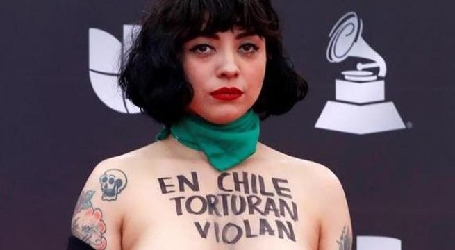 Mon Laferte realizó topless como protesta por la violencia en Chile