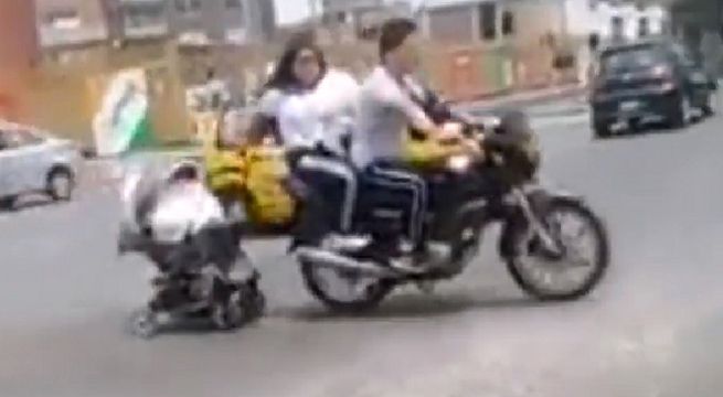 Pareja causa indignación en las redes al jalar un choche de bebé con una moto en Trujillo [VIDEO]