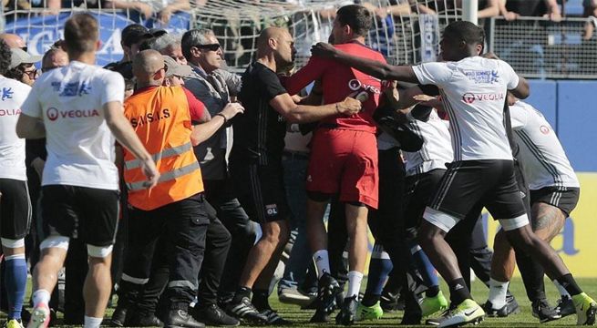 Equipo de fútbol pierde y sus hinchas entran al campo para agredir a los jugadores [VIDEO]