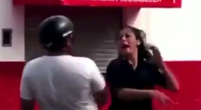 Sujeto da una bofetada a policía, pero ella no duda en responder [VIDEO]