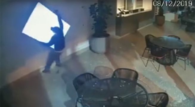 Intentaron robar un televisor y han sido considerados los ladrones más torpes [VIDEO]