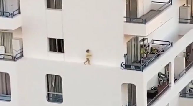 El escalofriante video de una niña que corre por la cornisa de un quinto piso en España