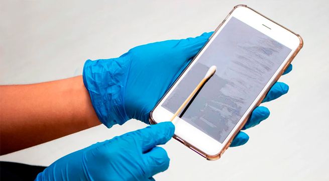 Aprende cómo limpiar tu teléfono y reduce el riesgo a contagiarte de coronavirus