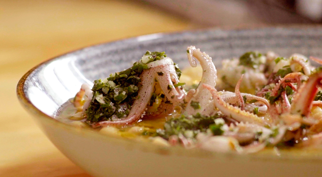 Bravazo: Aprende a preparar un “Guiso de frejol con calamares” con Gastón Acurio