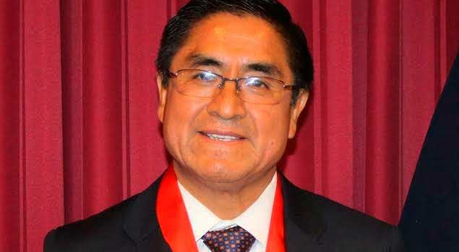 César Hinostroza menciona el apellido 