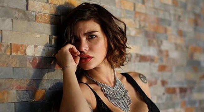 Una vida de excesos: Angie Jibaja no deja el cigarro y ahora aparece con extraños moretones