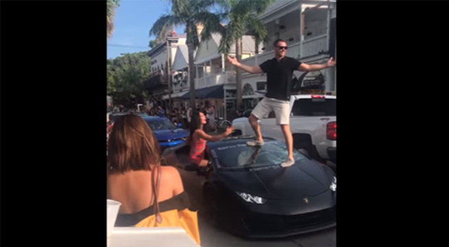 YouTube: Se subió encima de un Lamborghini y acabó de la peor manera