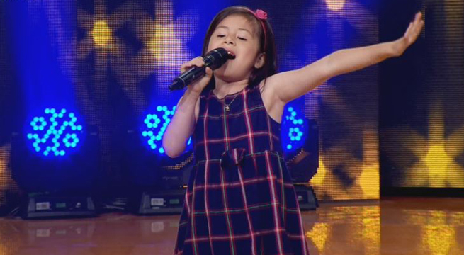 La pequeña María Fernanda sorprendió al jurado de Súper Kids con su dominio del portugués