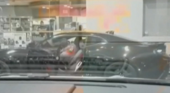 Nicola Porcella salió con misteriosa joven, pero ella se arrebata y lo agarra a golpes