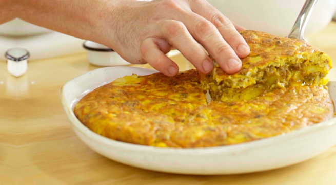 Bravazo: Cómo preparar una deliciosa “Tortilla de papa y Salchicha Huachana” con Gastón Acurio