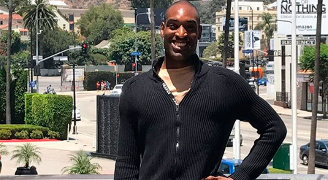 Contorsionista estadounidense asombra al mundo al caminar como una araña