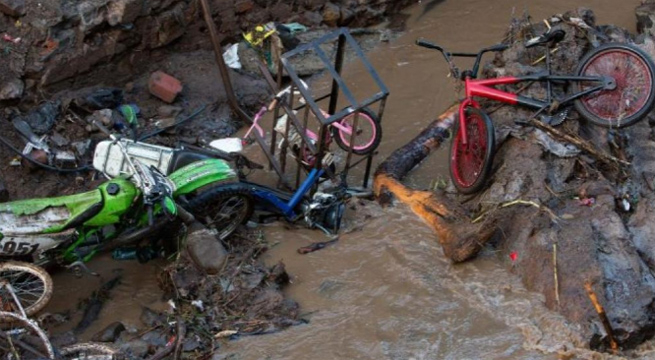 México: torrenciales lluvias provocan desborde de río y dejan seis personas muertas