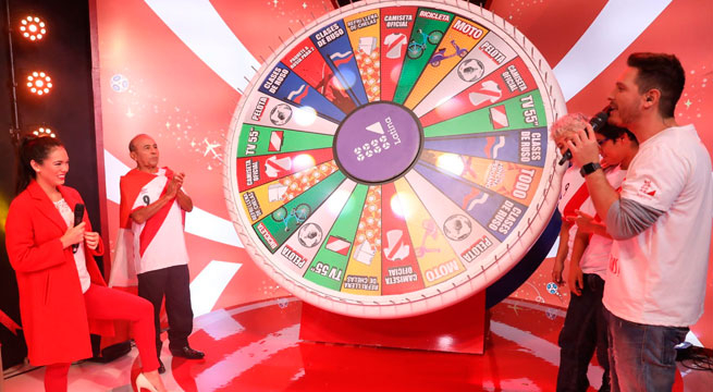 El Último Hincha Peruano en Rusia: vals de música criolla lo llevó a probar suerte en la ruleta