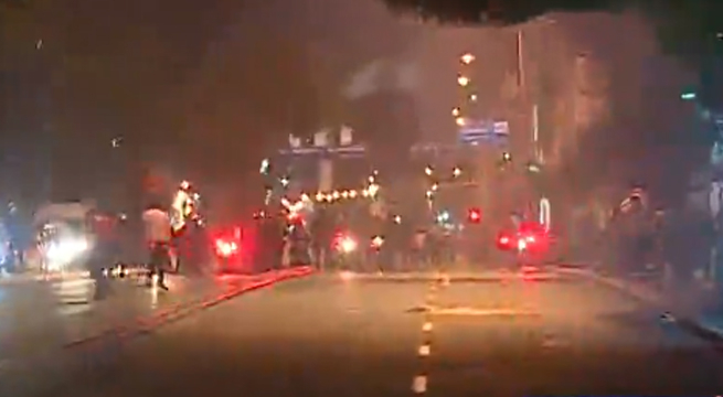 Choque entre policías y manifestantes en marcha contra indulto a Alberto Fujimori