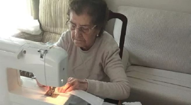 Abuelita de 84 años cose 50 mascarillas diarias en medio de la cuarentena