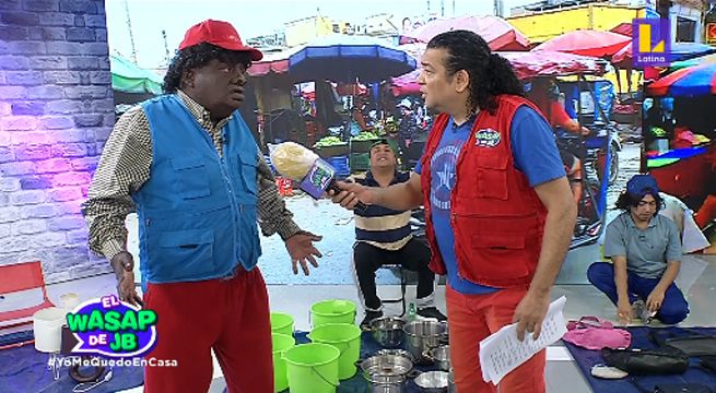 Mama supervisa a los comerciantes de un mercado durante la cuarentena