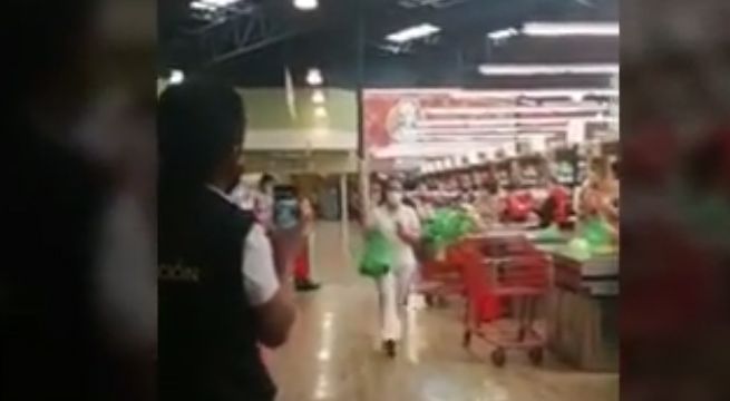Enfermera es recibida con palmas en un supermercado
