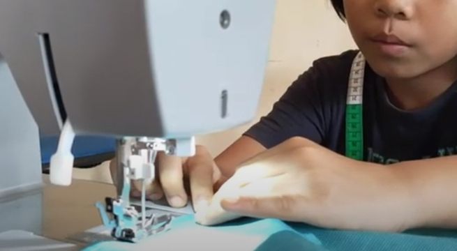 Niña de 9 años cose batas especiales para médicos que luchan contra el coronavirus