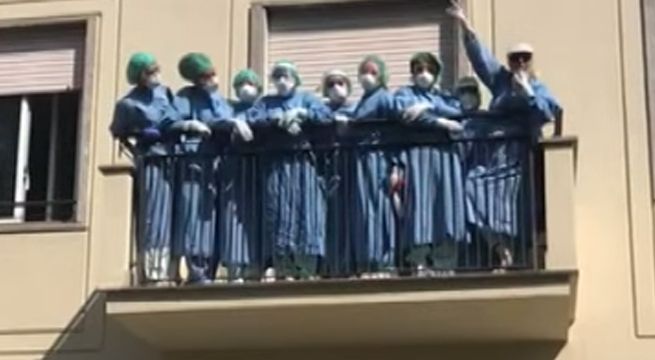 Médicos del Policlinico di Monza celebraron haber dado de alta a su último paciente con coronavirus