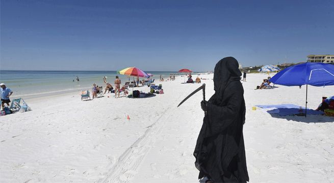 ‘La muerte’ aparece en una playa y pide a las personas mantener el distanciamiento social [VIDEO]