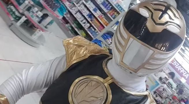 Hombre sorprende al ir al supermercado vestido de Power Ranger