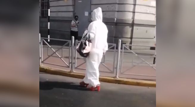 Mujer sorprende al combinar su traje de bioseguridad con unos tacos rojos y se hace viral