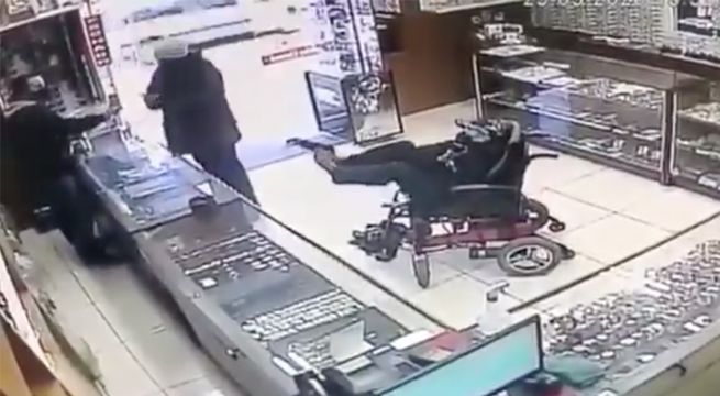 Hombre sin brazos intenta asaltar una joyería sosteniendo una pistola con los pies [VIDEO]