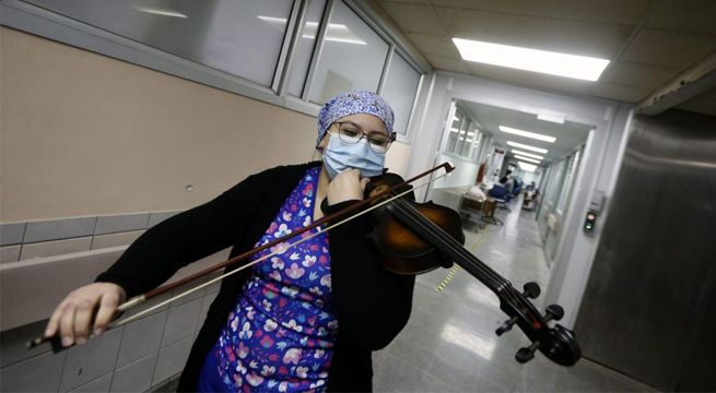 Enfermera consuela a pacientes con coronavirus tocando el violín [VIDEO]