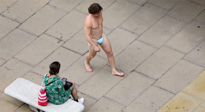 Hombre pasea por las calles vistiendo solo una mascarilla