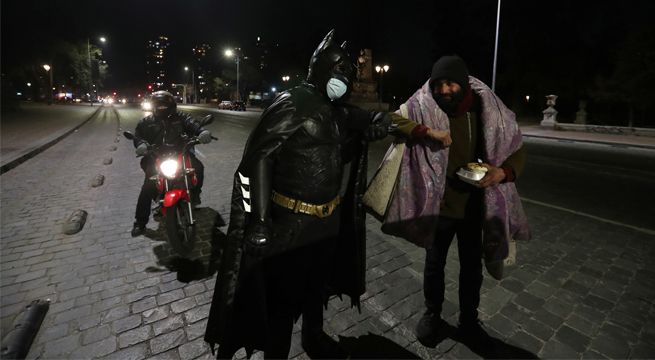 ‘Batman’ reparte comida a las personas más necesitadas [FOTOS]