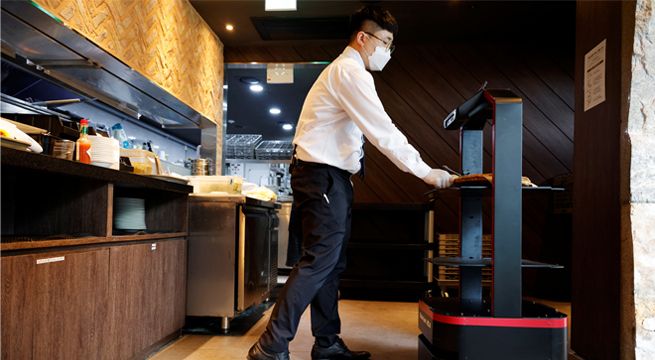 Utilizan robot con inteligencia artificial para atender a clientes de un restaurante