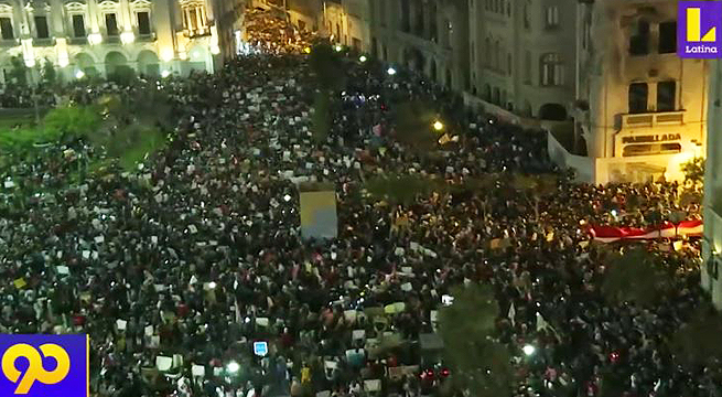 Miles de manifestantes se congregan en la Plaza San Martín