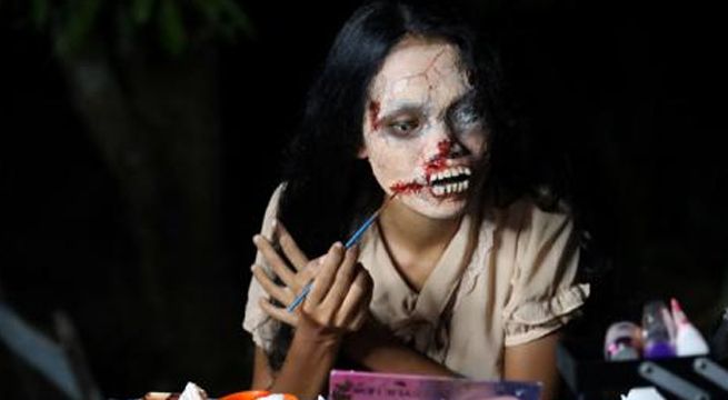 Tailandesa se disfraza de zombi para promover venta de ropa usada de fallecidos