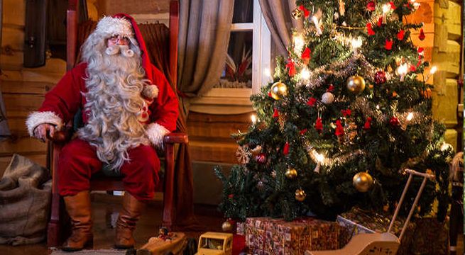 Papás Noel de Hungría cambian la chimenea por internet