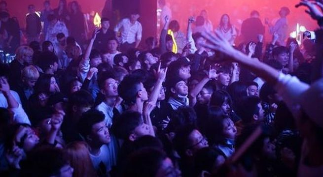 Una noche en Wuhan: epicentro original del COVID-19 aprende a festejar de nuevo