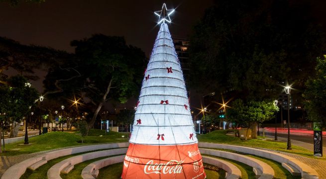 San Isidro encendió árbol de Navidad hecho de botellas 100% recicladas