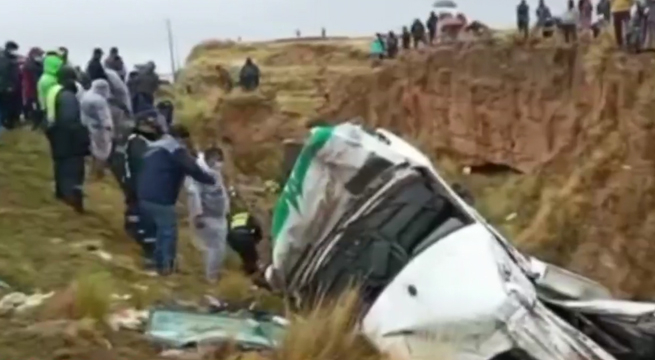 Dos personas murieron tras despiste de taxi colectivo en Puno