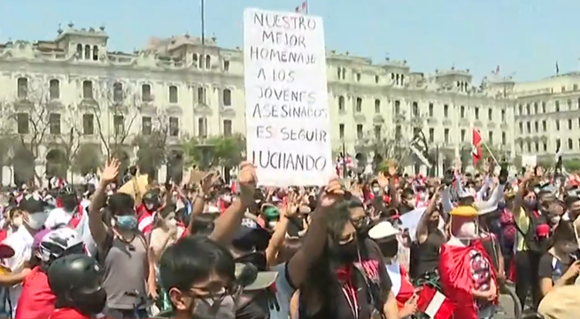 Realizan minuto de silencio por Inti Sotelo y Bryan Pintado en la Plaza San Martín