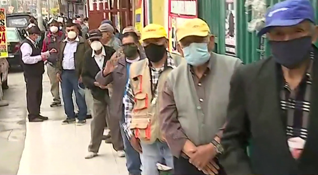 Largas colas en primer día de cobro del Bono ONP