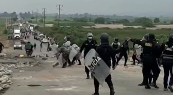 Policía intenta desalojar a manifestantes de Panamericana Norte