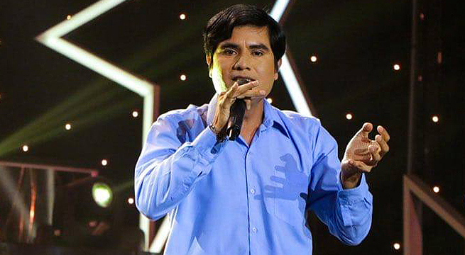 Imitador de Leonardo Favio cantó “Ni el clavel ni la rosa” este lunes