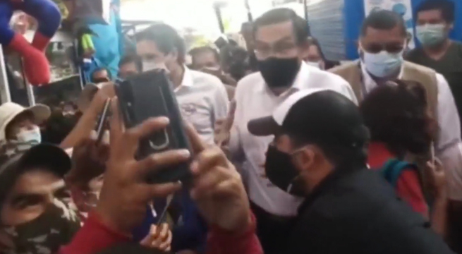 Salaverry y Vizcarra generaron aglomeración durante recorrido por mercado de Arequipa