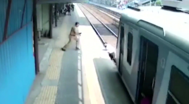 Hombre se salva de morir arrollado por tren eléctrico en India