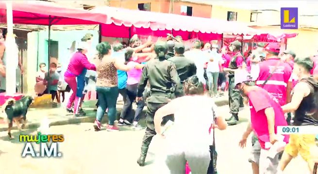 Reportera y camarógrafo de Mujeres al Mando fueron agredidos con agua sucia