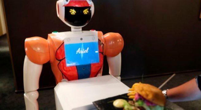 Hotel sudafricano recurre a robots para combatir la pandemia