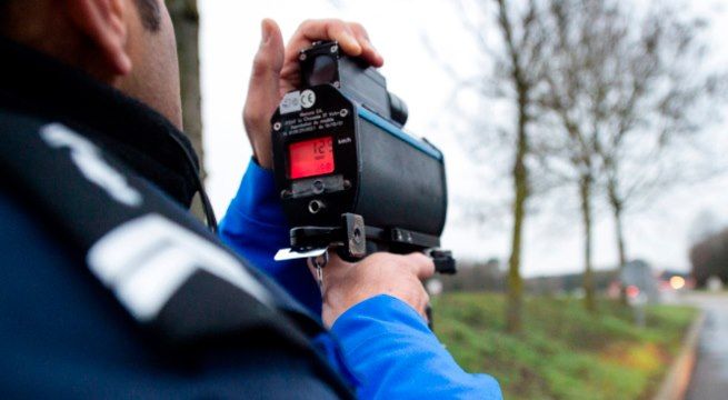 Hombre de 88 años manejó a más de 190 km/h para no llegar tarde a su vacuna contra la Covid-19