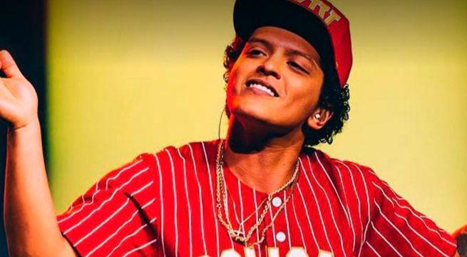 Bruno Mars presentó el tema 