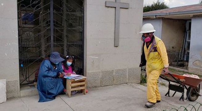 Niña boliviana toma clases virtuales en cementerio